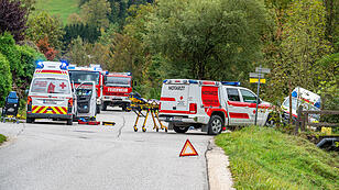 Rettungsfahrzeug prallte gegen Brückenkopf