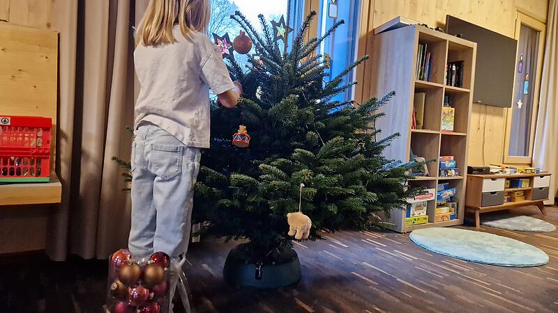 Wenn die Kinderdorffamilie an der Weihnachtsstimmung bastelt