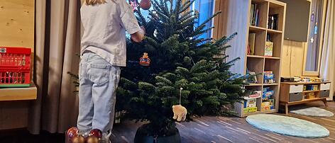 Wenn die Kinderdorffamilie an der Weihnachtsstimmung bastelt