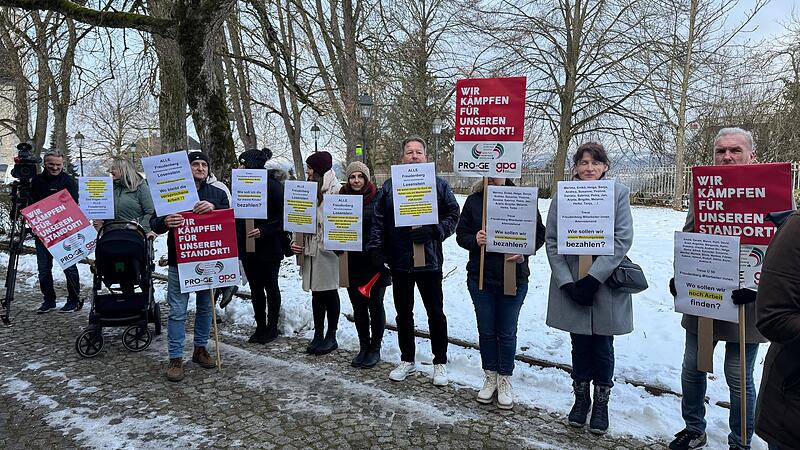 Mitarbeiter von Freudenberg in Losenstein protestieren gegen eine Schließung ihres Standorts.