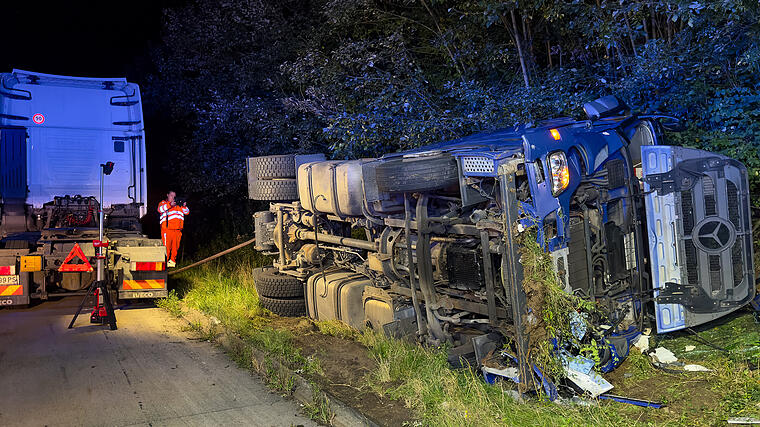 Lkw-Zugmaschine beim Abschleppen auf A1 umgekippt