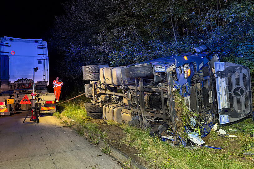 Lkw-Zugmaschine beim Abschleppen auf A1 umgekippt