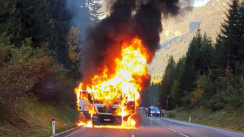 LKW-Brand in Gosau erfolgreich gelöscht – Umweltverschmutzung verhindert