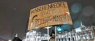 Demo gegen rechts vor dem Wiener Parlament
