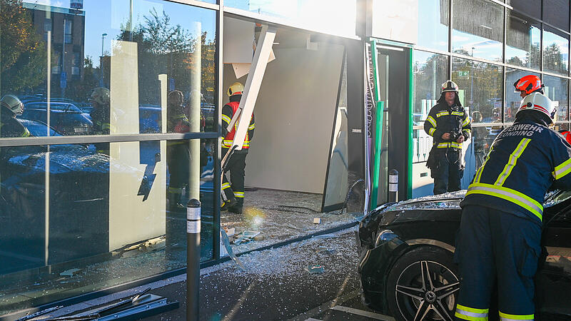 Auto kracht in Pfandrückgaberaum, Supermarkt-Filiale in Leonding