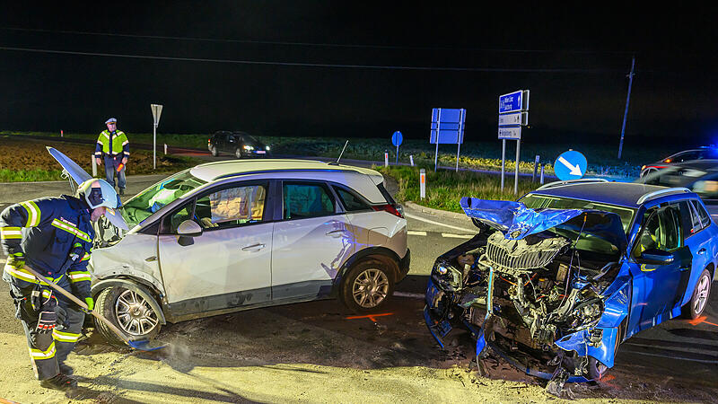 Verkehrsunfall in Enns - Vier Personen verletzt