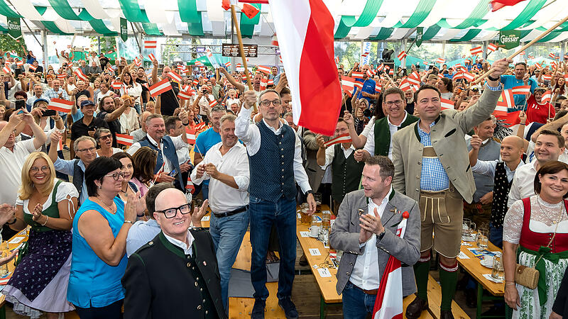 Blauer Wahlkampf in Wels: Der "Volkskanzler" auf dem Volksfest