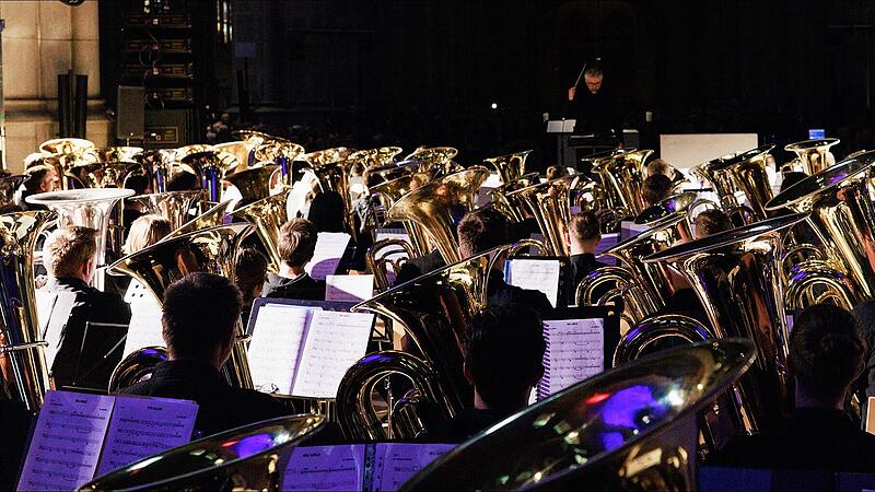 Bernhard Ortner dirigiert Europas größtes Tuba-Orchester