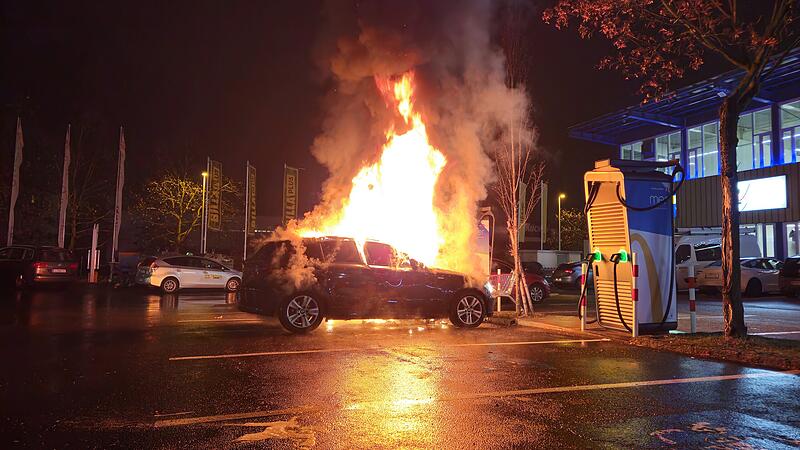 Brand auf Parkplatz von Infracenter