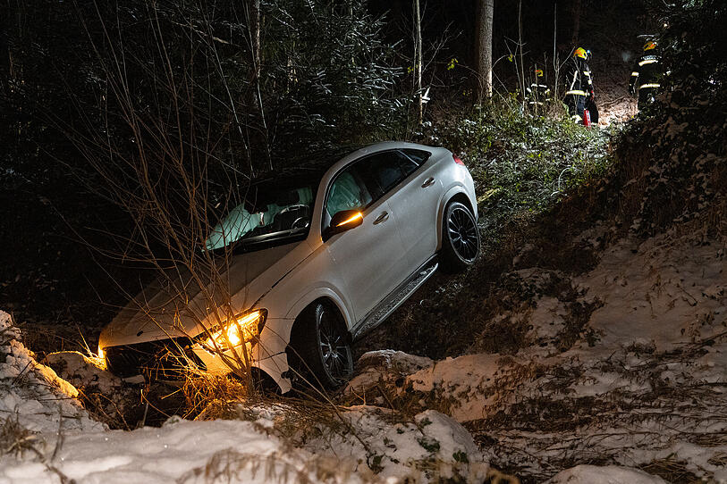 Unfall bei Lacken: Mercedes in Graben gelandet