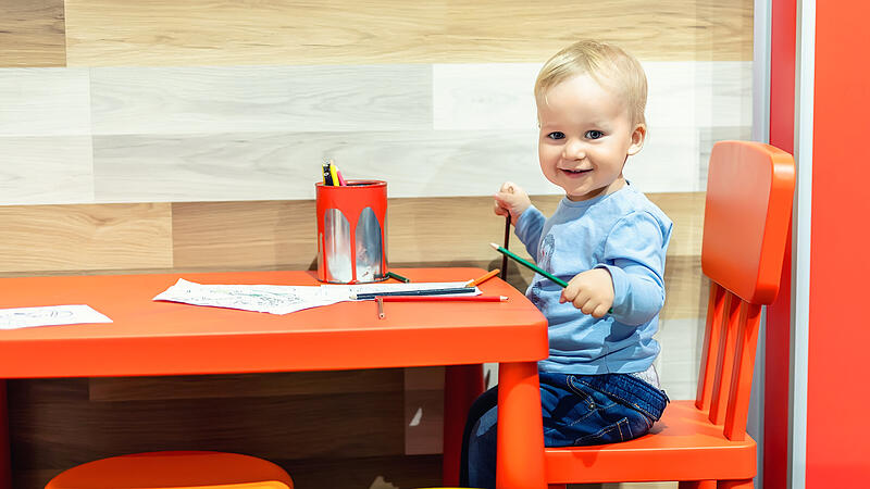 BMW baut Krabbelstube für 20 Kinder