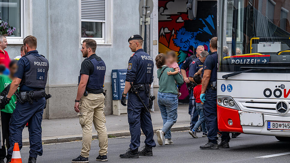 Linz: 53 Flüchtlinge saßen in Kleintransporter