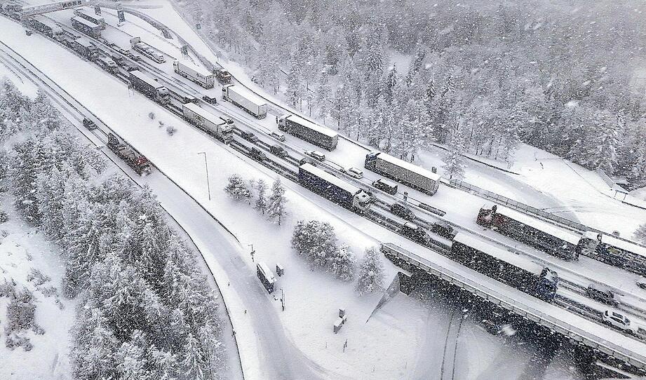 Brennerautobahn nach starken Schneefällen stundenlang gesperrt
