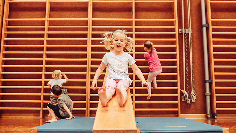 Kinder turnen im Turnsaal