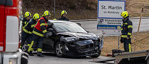 Verkehrsunfall direkt vor Feuerwehrhaus – Feuerwehr St. Martin im Einsatz