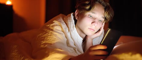 Besonders in den Abend- und Nachtstunden halten sich die Jugendlichen am Smartphone auf.