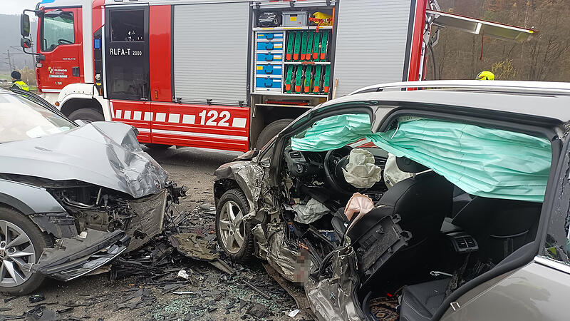 Eingeklemmter Fahrer befreit: Schwere Kollision auf B138 fordert Feuerwehreinsatz