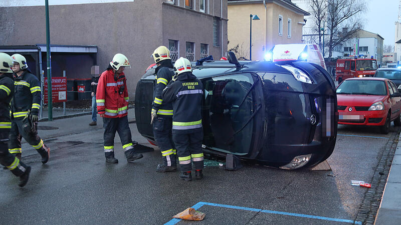 Auto kippte in Welser Innenstadt um