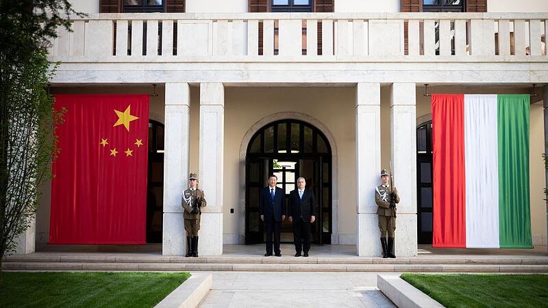 Xi und Orban vor dem Karmeliterkloster in Budapest, dem Amtssitz des Ministerpräsidenten