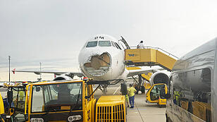 Der Airbus A320 -200 der AUA wurde durch Hagel schwer beschädigt