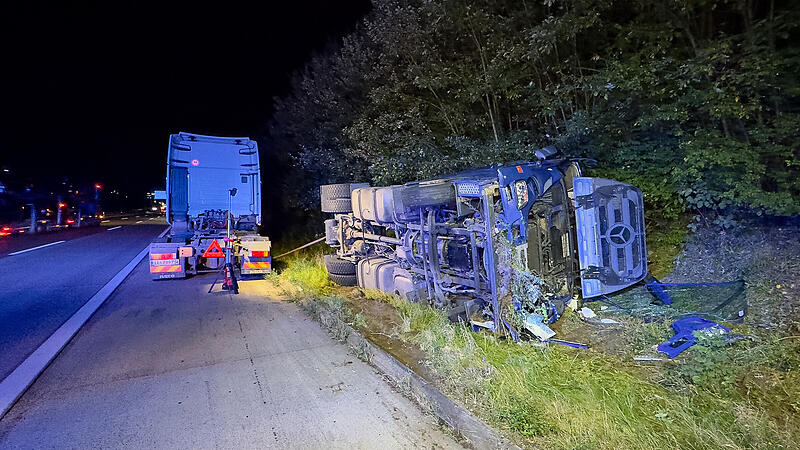 Lkw-Zugmaschine beim Abschleppen auf A1 umgekippt