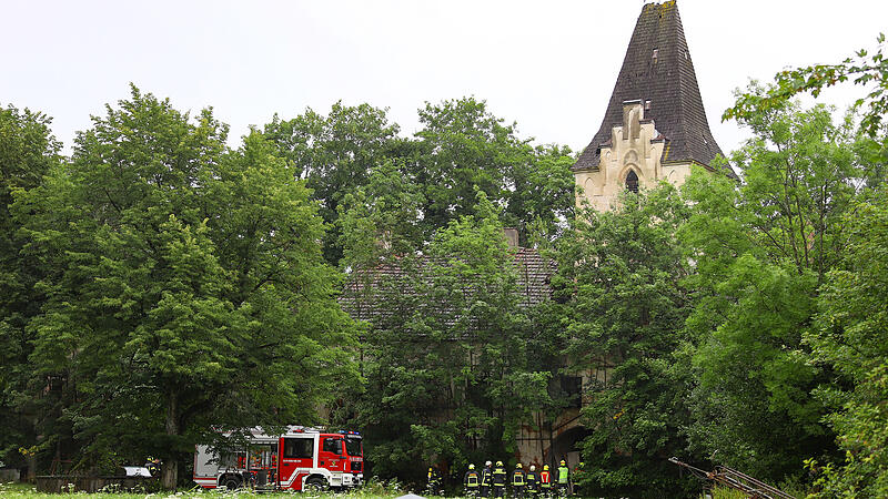 Fotos: Brand in einem Gebäude des Schlosses Irnharting in Gunskirchen, Gunskirchen, 13.07.2019 - 2/2