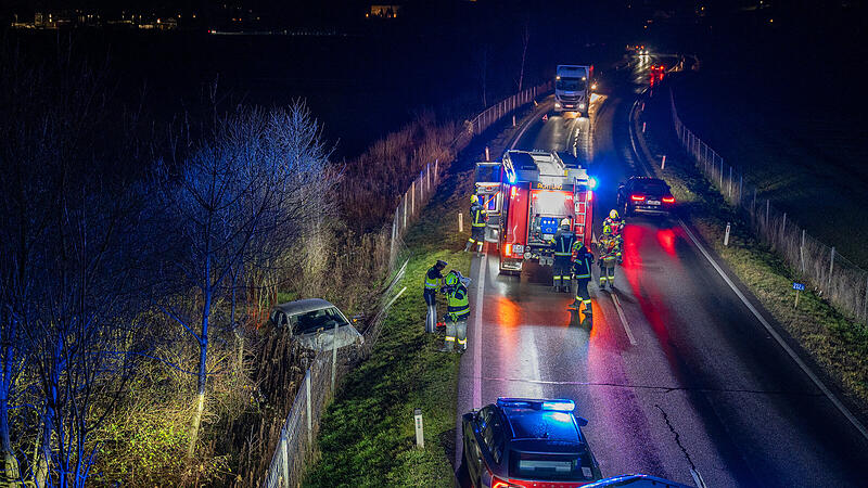 Verkehrsunfall auf B3 - PKW durchbrach Wildzaun