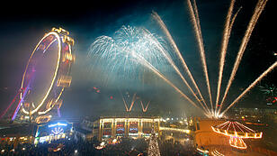 FEUERWERK ZUM JAHRESWECHSEL 2012/2013 BEIM WIENER RIESENRAD