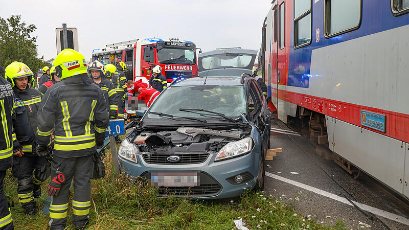 Autofahrerin an Kreuzung mit Zug kollidiert