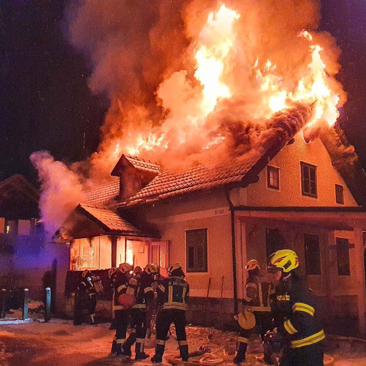 Wohnhaus in Flammen: 120 Feuerwehrleute löschten Großbrand in Bad Goisern