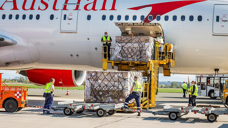 Großlieferung mit Schutzkleidung für Oberösterreich am Linz Airport gelandet