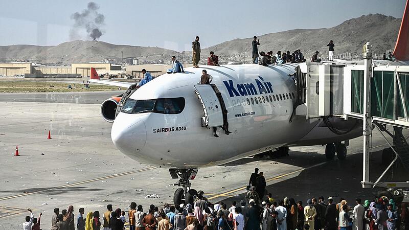 Afghanistan: Die verzweifelten Menschen klammern sich an Flugzeugen fest