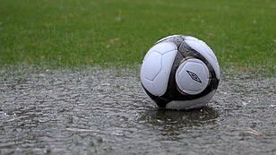 GEPA-28011065011,Fußball in einer Wasserlache