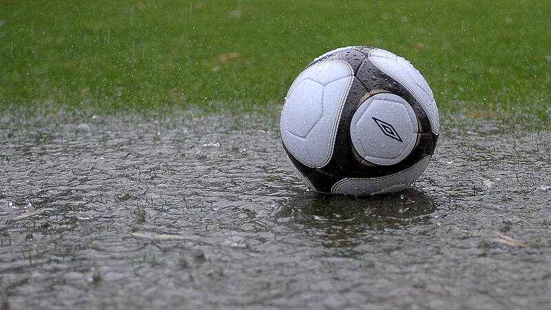 GEPA-28011065011,Fußball in einer Wasserlache