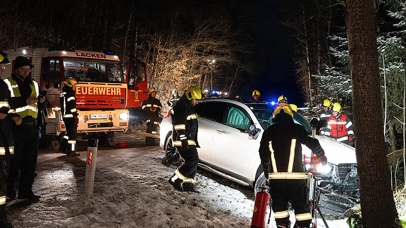 Unfall bei Lacken: Mercedes in Graben gelandet