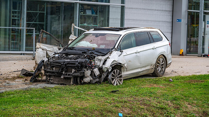 Suche nach abgängigem Fahrzeuglenker nach schwerem Verkehrsunfall in Pettenbach