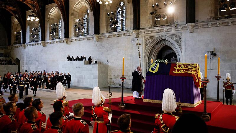 Verstorbene Königin Elizabeth ist in Westminster Hall aufgebahrt