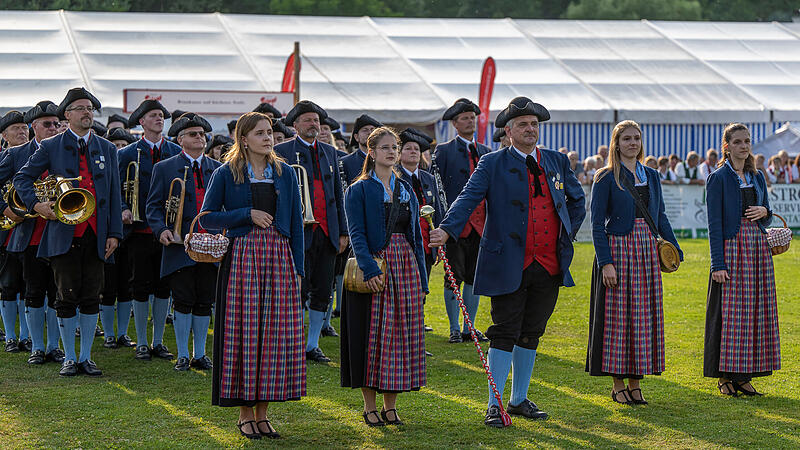 Schneidige Uniformen, fesche Trachten und jede Menge internationale Musik