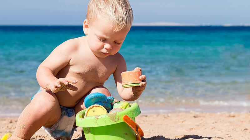 Kleinkind Kind Strand Sand Meer Urlaub