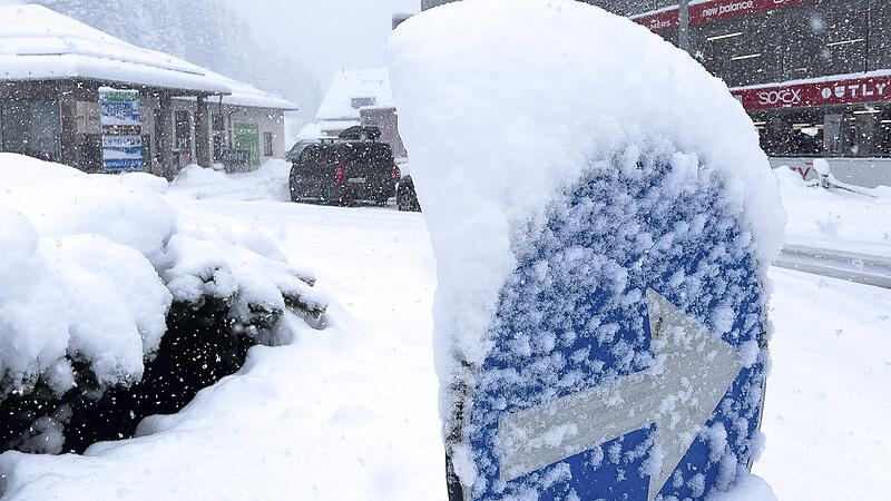 TIROL: SCHNEEFLLE SORGTEN FR BRENNERAUTOBAHN-SPERRE