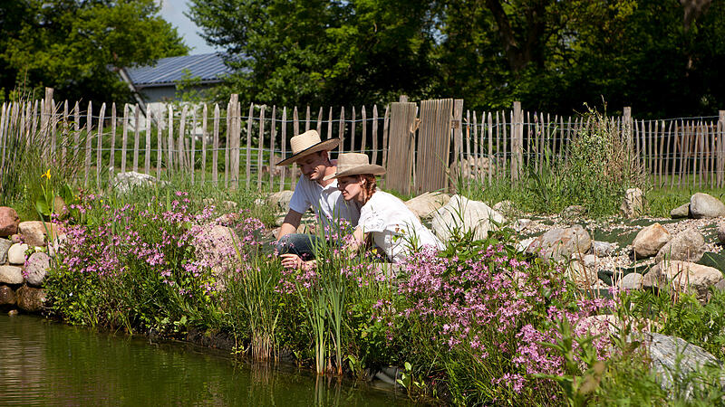 couple with a straw hat on the garden pond, pärchen mit strohhu