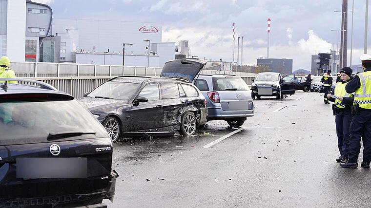 Massenkarambolage mit 15 Autos auf der B3