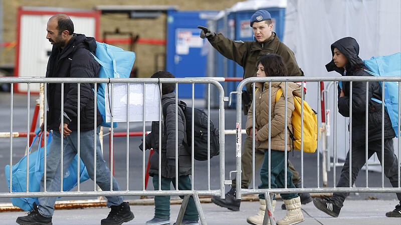 ANKUNFT VON FLÜCHTLINGEN IN SPIELFELD