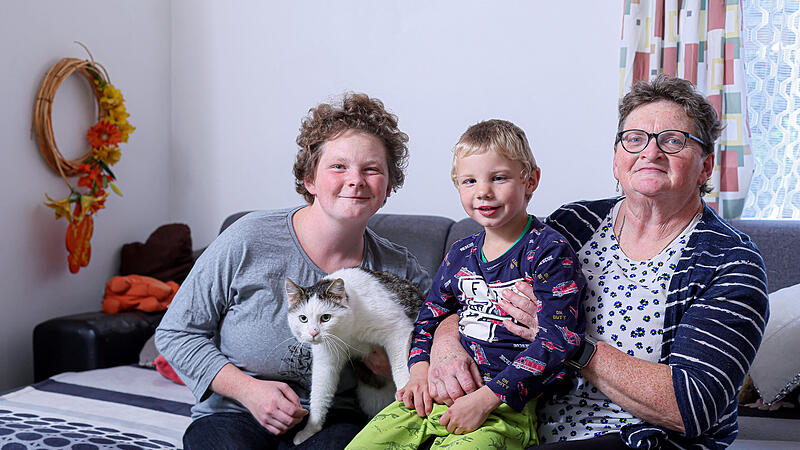 Familie Eglseder mit Katze sitzen auf der Couch