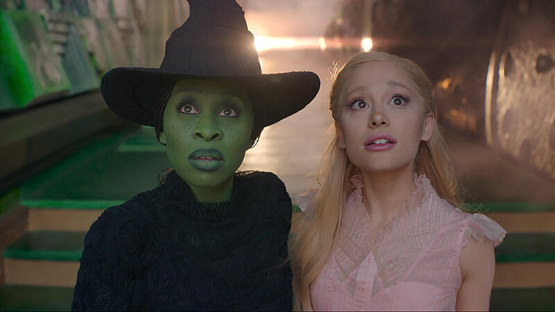 Cynthia Erivo (li.), Ariana Grande in „Wicked“: Beide sind „Golden Globe“-nominiert, der Film in Summe viermal.