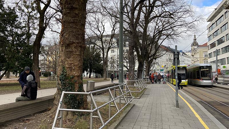 Bänke beim Volksgarten in Linz