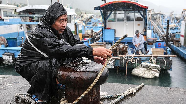 TOPSHOT-TAIWAN-WEATHER-TYPHOON