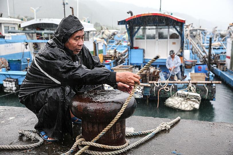 TOPSHOT-TAIWAN-WEATHER-TYPHOON