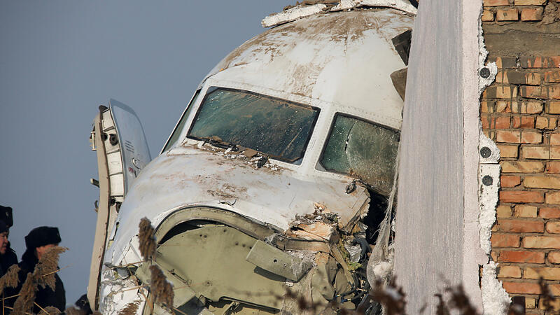 Passagierflugzeug nahe kasachischer Stadt Almaty abgestürzt