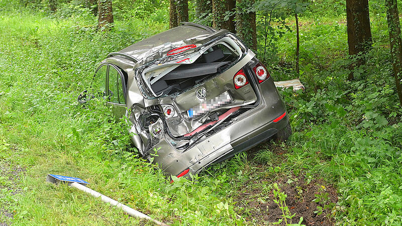 Von Lkw gerammt: Auto in Moosdorf in Straßengraben geschleudert